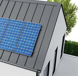 Un techo gris con tres paneles solares instalados, junto a zonas verdes.